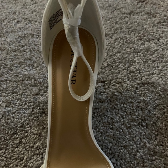 Beautiful White Heels - Picture 4 of 7